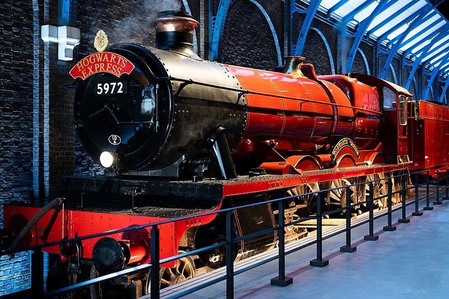 Locomotiva a vapore rossa e nera esposta al Warner Bros. Studio Tour a Tokyo.
