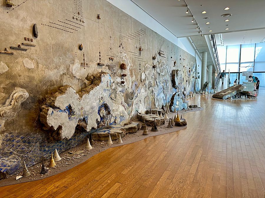Installazione artistica contemporanea di Pannaphan Yodmanee lungo una parete del Benesse House Museum a Naoshima.