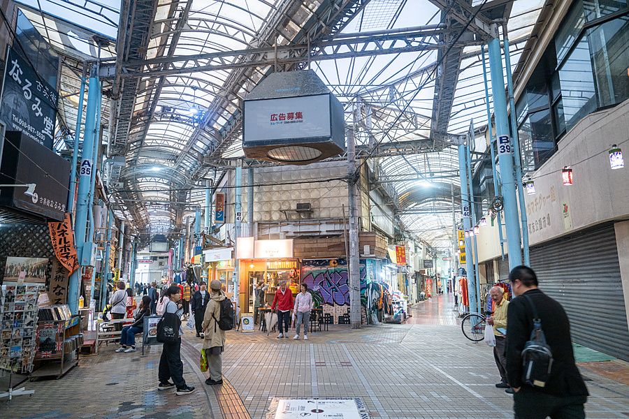 Veduta del Makishi Public Market a Naha, con persone che camminano lungo la galleria commerciale coperta.