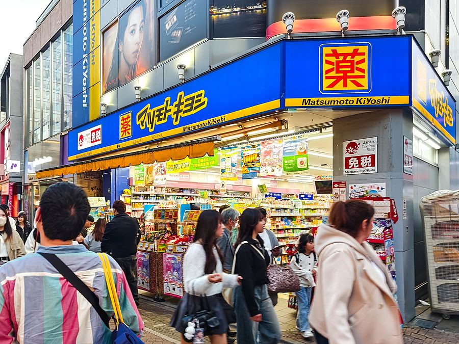 Ingresso del negozio Matsumoto Kiyoshi affollato su Takeshita Street a Tokyo.