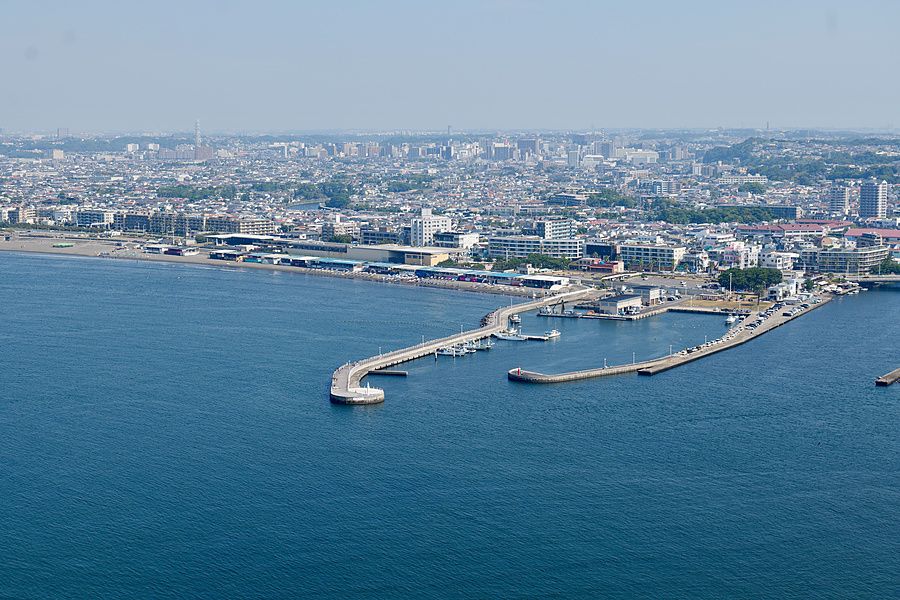 Veduta panoramica aerea della costa di Shonan e della città con il mare in primo piano.