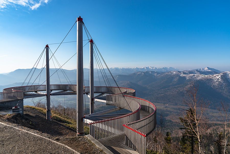 Veduta panoramica della passerella di Unkai Terrace a Tomamu con montagne sullo sfondo