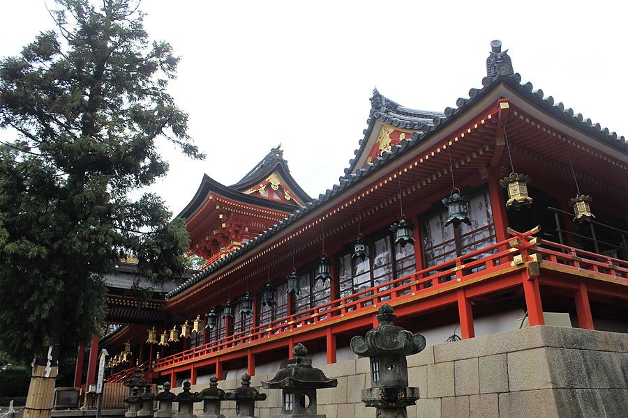 Veduta dal basso del santuario Iwashimizu Hachimangu a Yawata, con i suoi tipici elementi architettonici rossi.