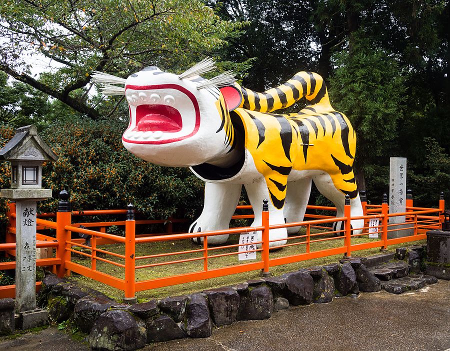 Statua monumentale di una tigre gialla e nera posta all'ingresso del tempio Chogosonshiji a Nara.