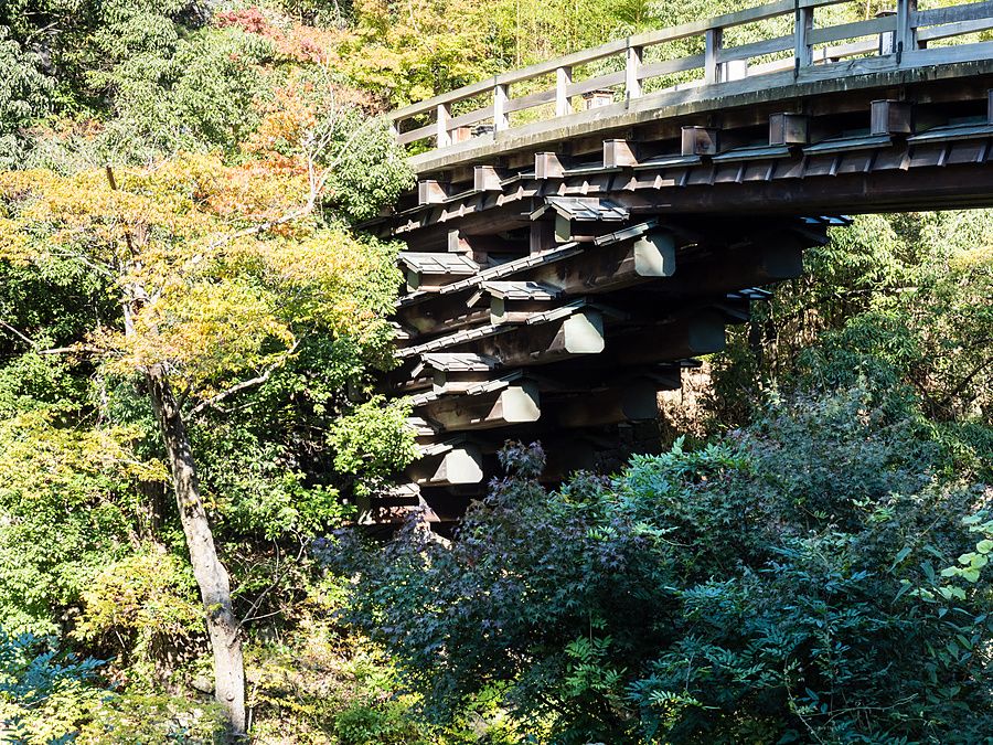 Veduta ravvicinata delle complesse travi di legno che sostengono il ponte Saruhashi a Otsuki in Giappone.