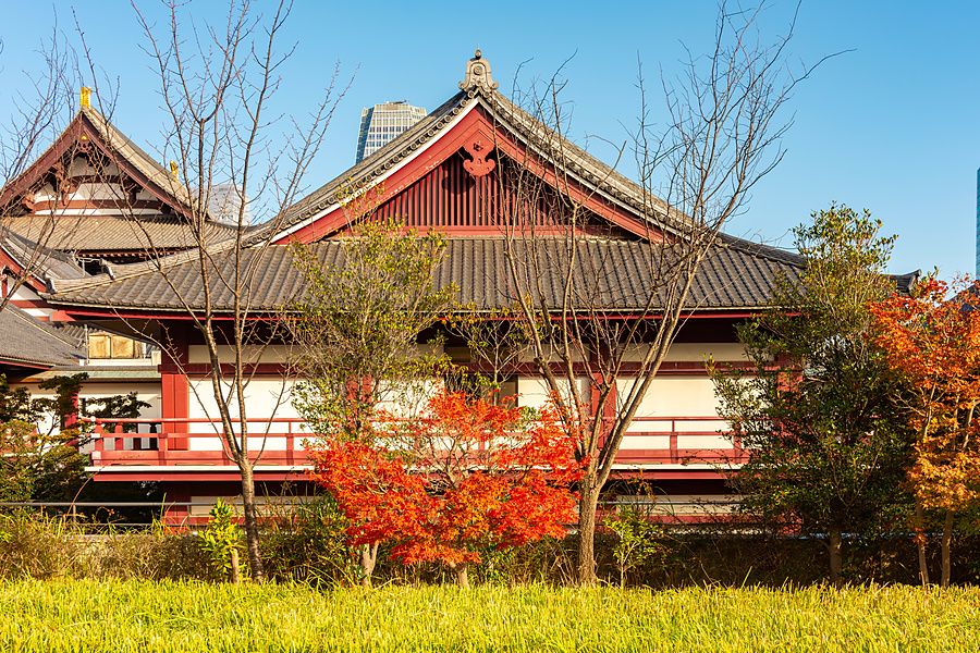 Tempio Zojo-ji a Tokyo con alberi autunnali e architettura tradizionale giapponese in legno.