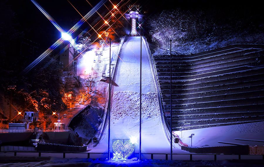 Trampolino per il salto con gli sci Okurayama illuminato di notte a Sapporo, in Giappone.
