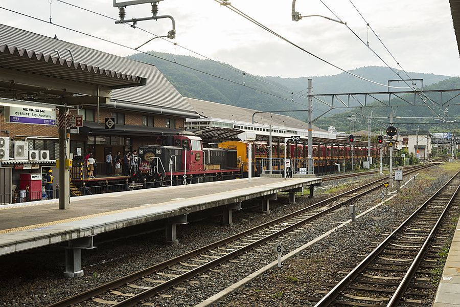 Il treno turistico Sagano Scenic Railway fermo presso la stazione di Saga-Arashiyama in Giappone.