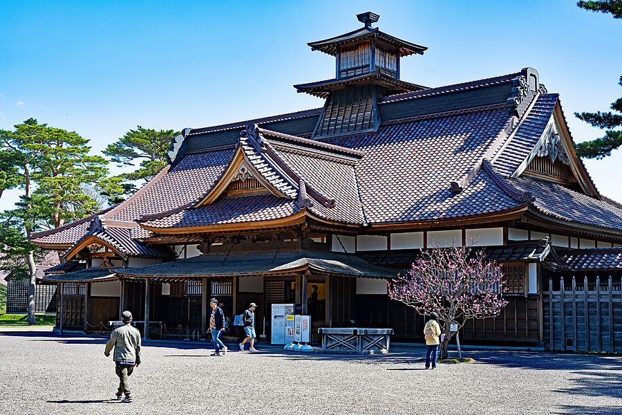 Veduta dell'ex ufficio del magistrato nel forte Goryokaku a Hakodate con persone che camminano nel piazzale.