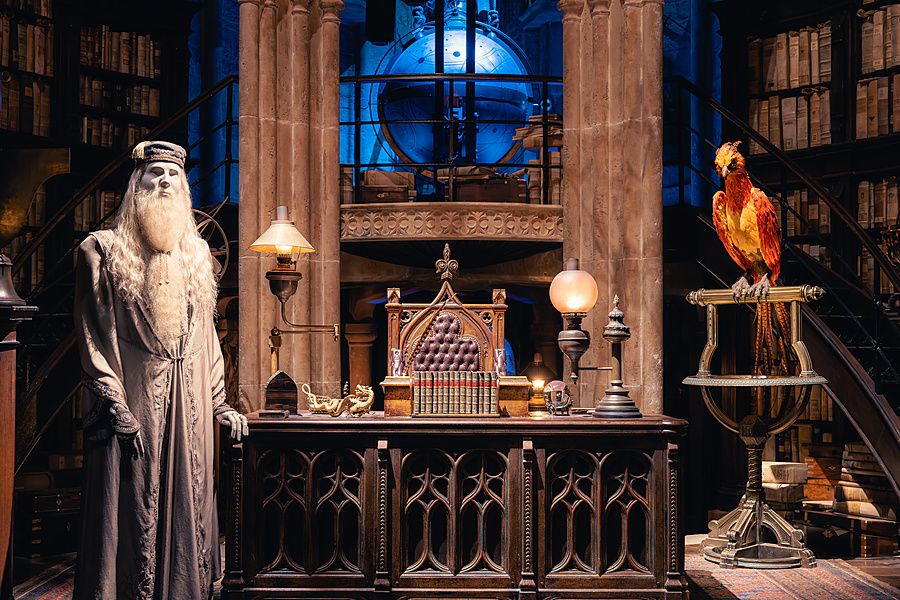 Ricostruzione dell'ufficio di Silente con manichino, scrivania antica e una fenice al tour Warner Bros di Tokyo.