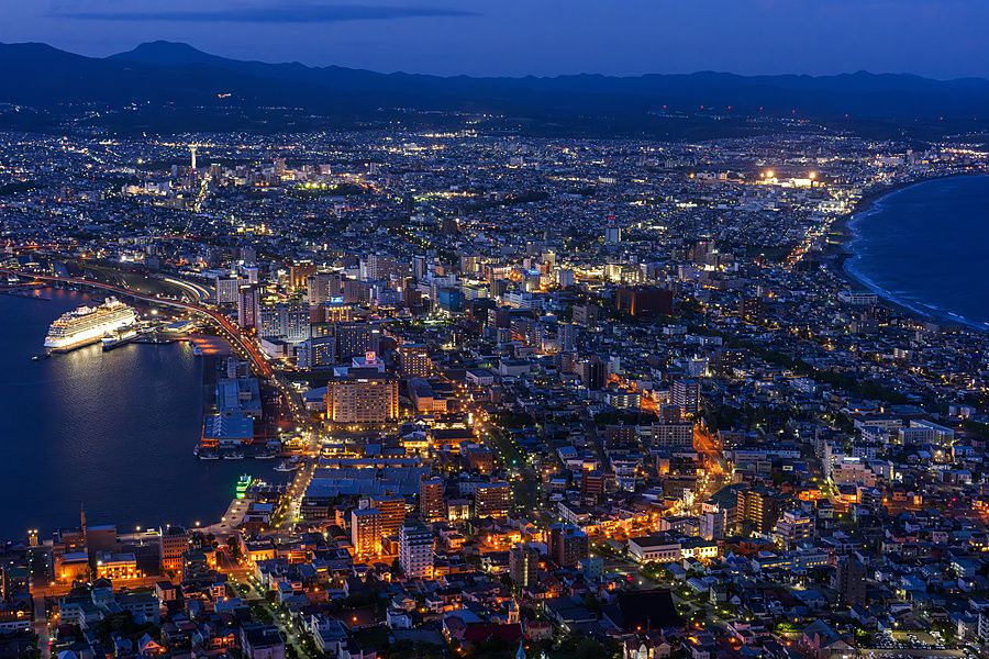 Vista notturna illuminata della città di Hakodate e della sua costa vista dal Monte Hakodate in Giappone.
