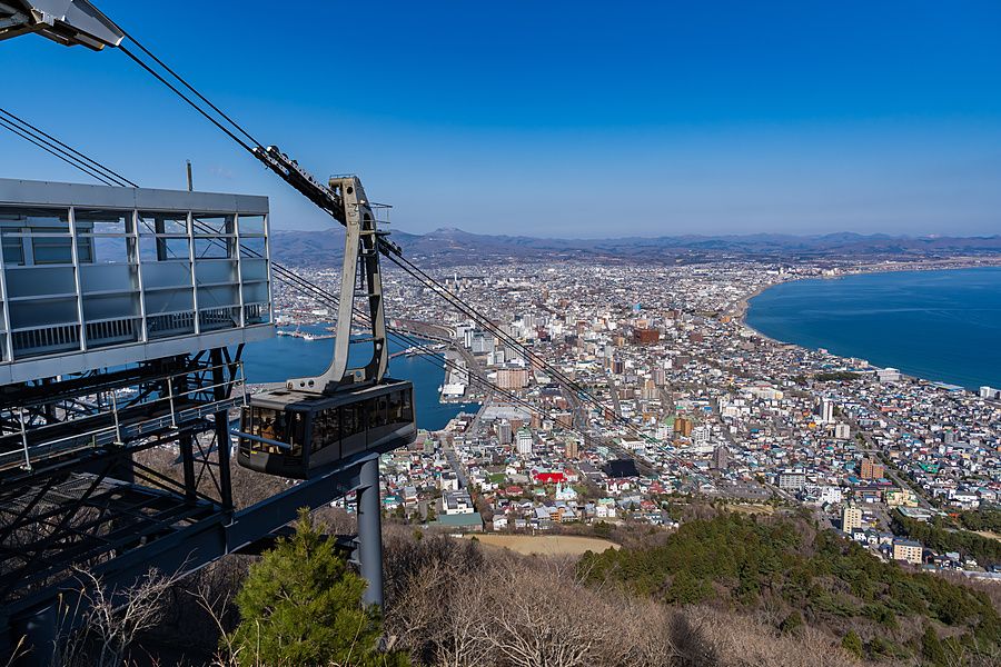 Veduta panoramica della città di Hakodate dal Monte Hakodate con una funivia in primo piano.