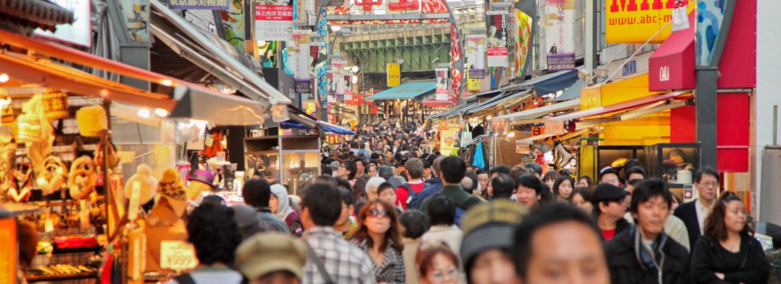 Il mercato di Ameyoko, a Ueno, gremito di gente.