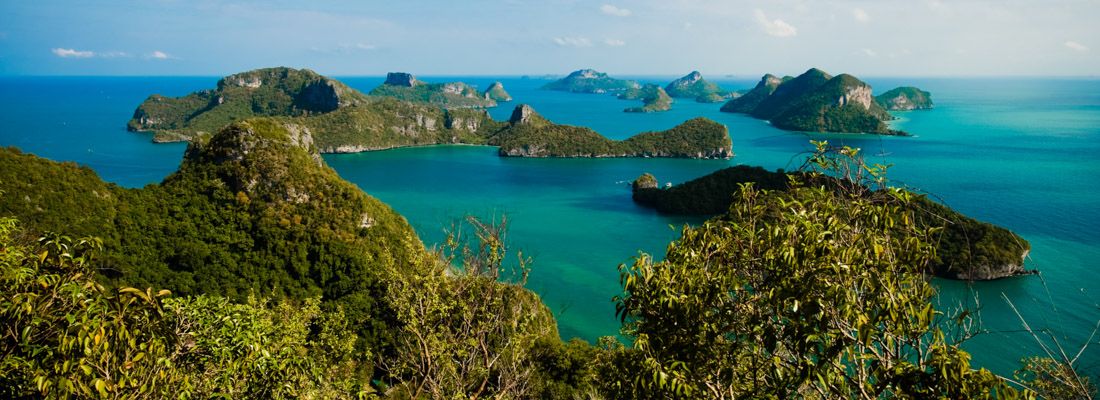 Vista del parco nazionale Ang Thong: mare verde smeraldo e varie piccole isole.