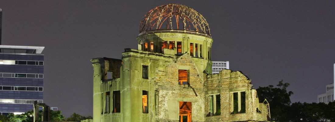 Le rovine dell'A-Bomb Dome di Hiroshima, di notte.