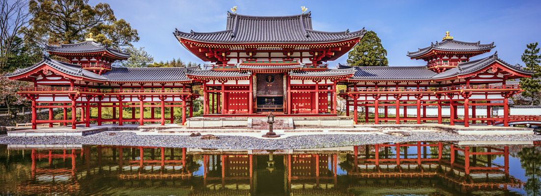 Il tempio Byodo In, che si specchia nello stagno antistante.