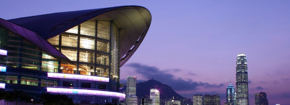 Il centro congressi di Hong Kong, poco dopo il tramonto.
