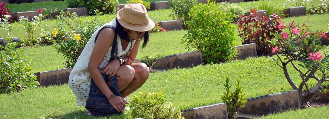 Ragazza ricorda i caduti al cimitero di guerra di Kanchanaburi.