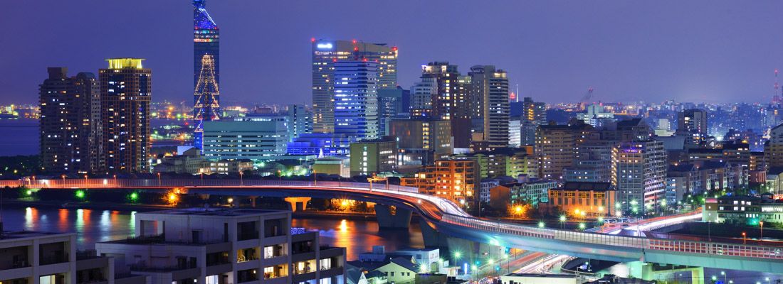 Vista della città di Fukuoka, di notte.