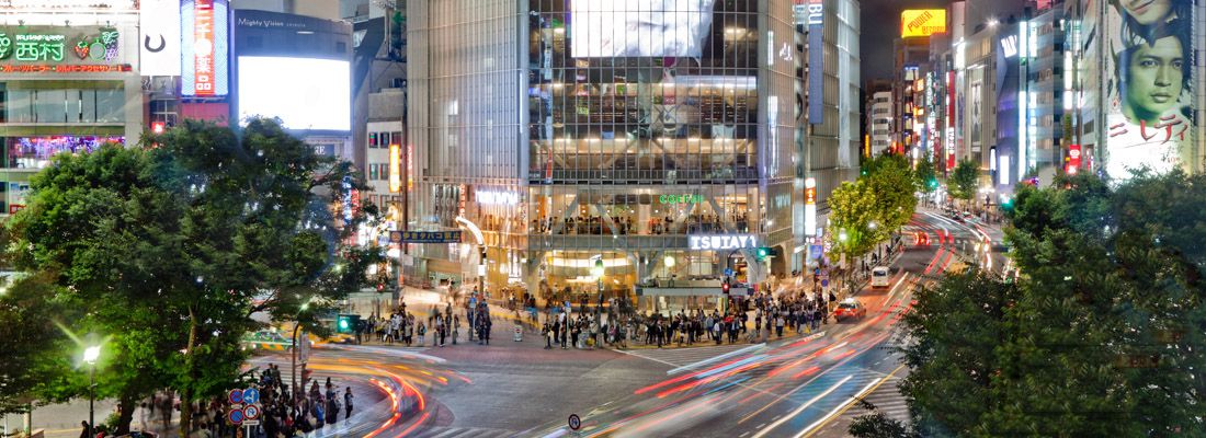 Persone attraversano il grande incrocio di Shibuya.