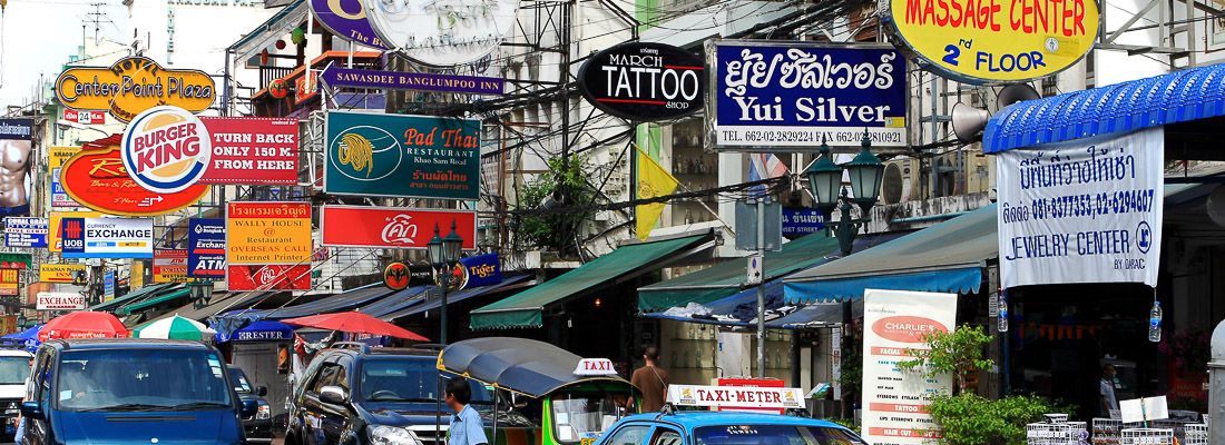 Traffico e insegne a Khao San Road.