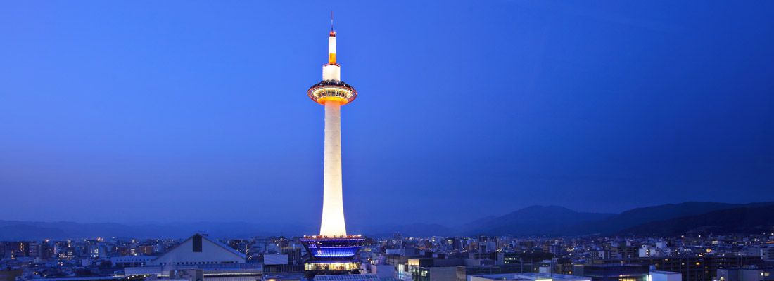 La Kyoto Tower di notte.