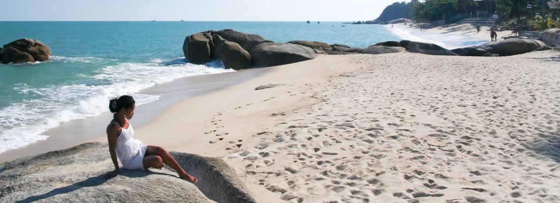 Una ragazza si rilassa sulla spiaggia Lamai Beach.