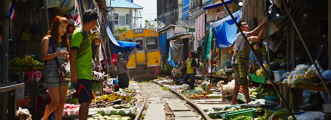 Treno in arrivo, nel binario che passa in mezzo al mercato Maeklong.