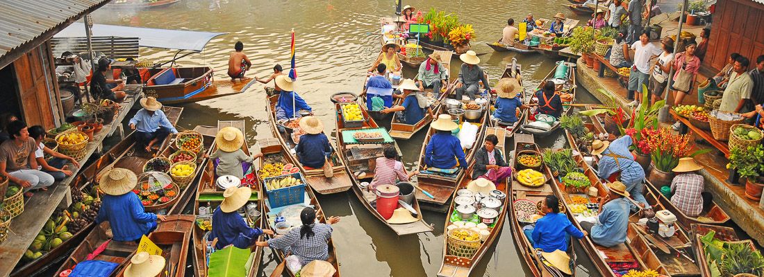 Venditori al mercato galleggiante Amphawa.