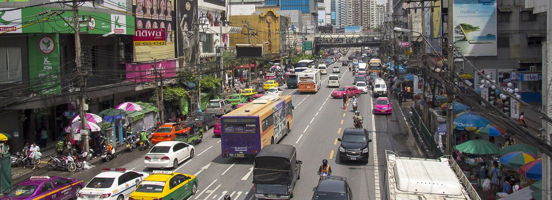 Traffico per le strade nella zona del mercato Pratunam a Bangkok.