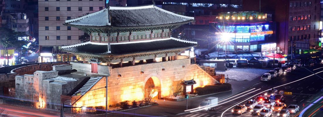 La zona di Namdaemun e l'omonimo portale, la sera.