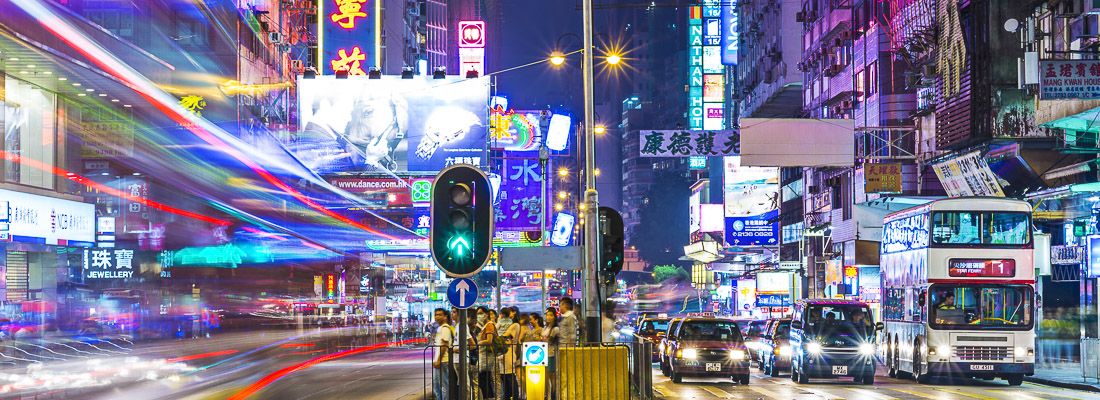 Luci a neon e traffico a Nathan Road.