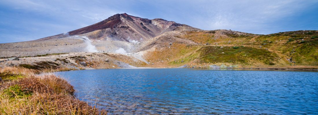 Lago e montagne al parco Daisetsuzan.