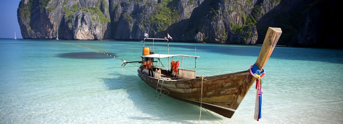 La spiaggia e il mare a Maya Bay, con una caratteristica barca.