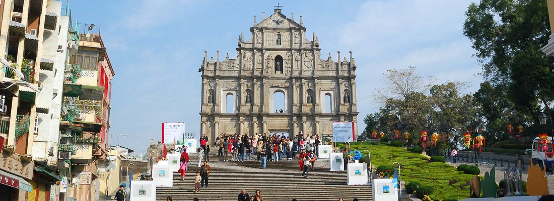 Le rovine della cattedrale di San Paolo e la scalinata.