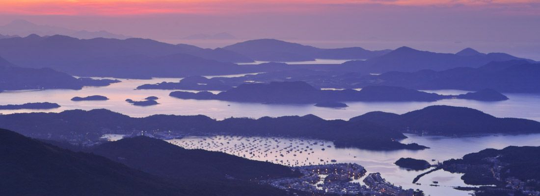 Vista con mare e piccole isole a Sai Kung, al tramonto.