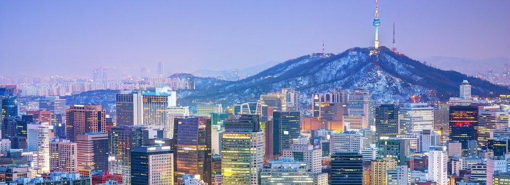 Vista della skyline di Seoul al tramonto con la Namsan Tower.