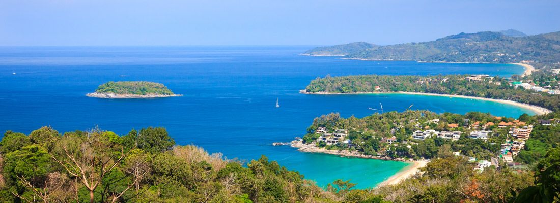 Meravigliosa vista di Phuket: mare cristallino e spiagge bianche.