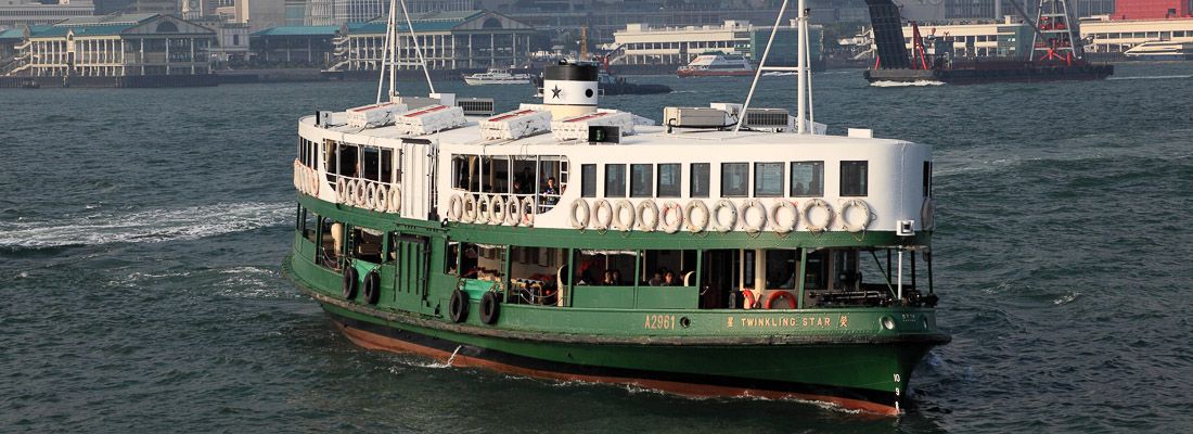 Il traghetto Star Ferry ad Hong Kong mentre sta per attraccare.