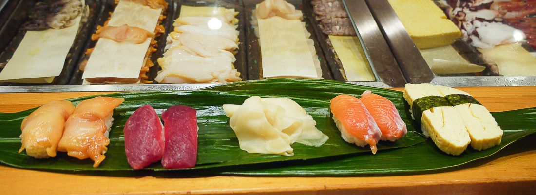 Sushi appoggiato su foglie di bambù al ristorante Shitetsu.