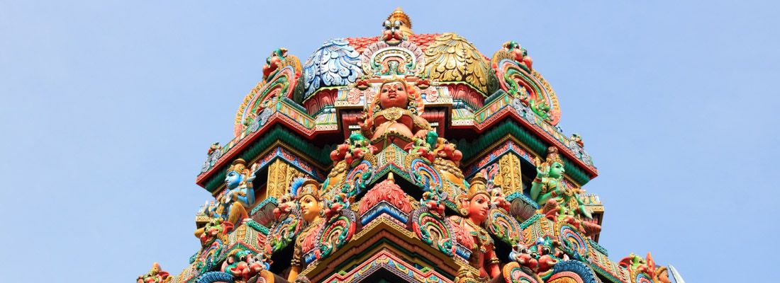 Dettaglio del colorato tempio Mariamman a Bangkok.