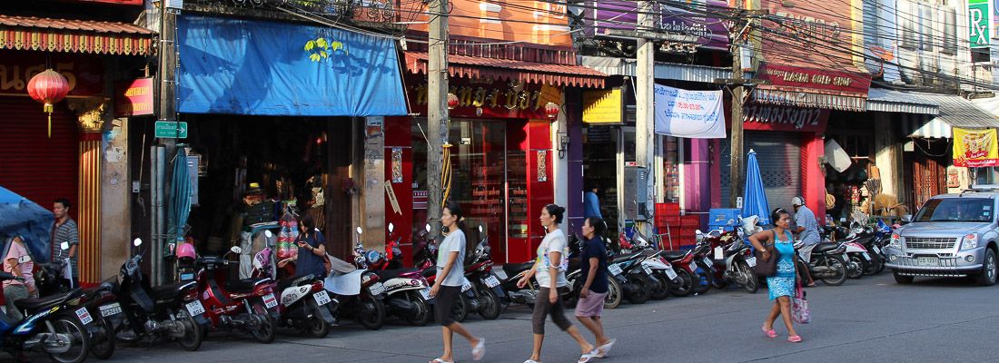 Persone camminano nella strada Thalang Road.