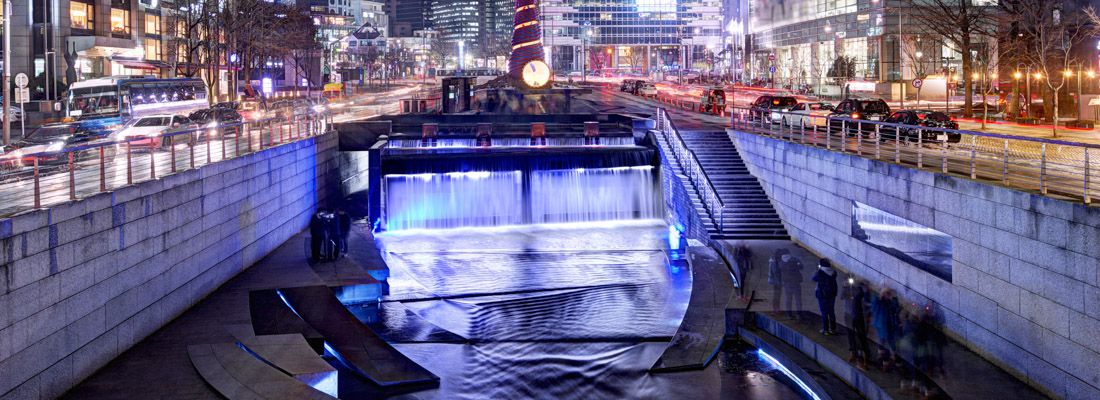 Il torrente Cheonggyecheon la sera.