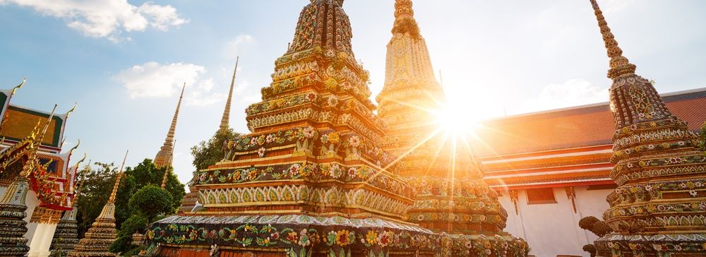 Pagode del tempio Wat Pho illuminate dal sole.