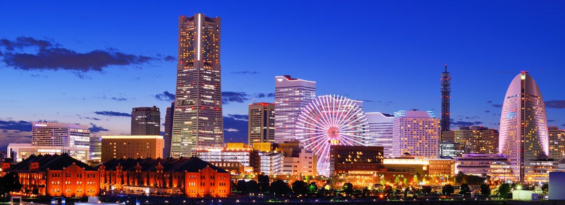 Skyline di Yokohama di sera.