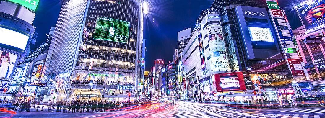 Traffico nel centro di Shibuya, di sera.