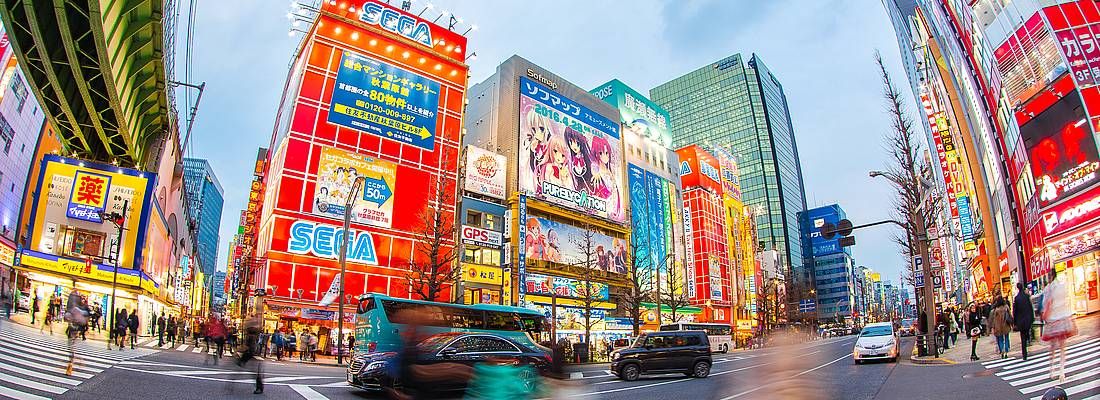 Persone attraversano la strada Chuo Dori ad Akihabara, nei pressi del celebre ponte verde.