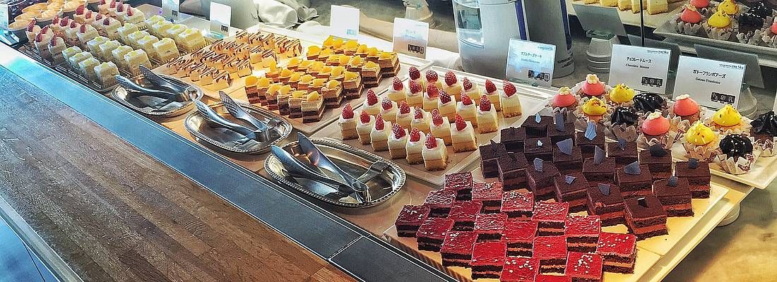 Dolci a buffet al ristorante View & Dining The Sky a Tokyo.