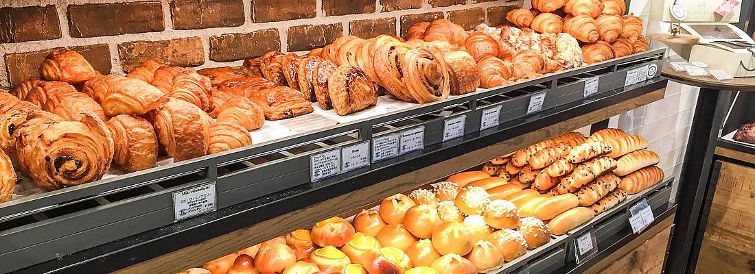 Scaffale con lievitati in vendita, in una panetteria di Tokyo.