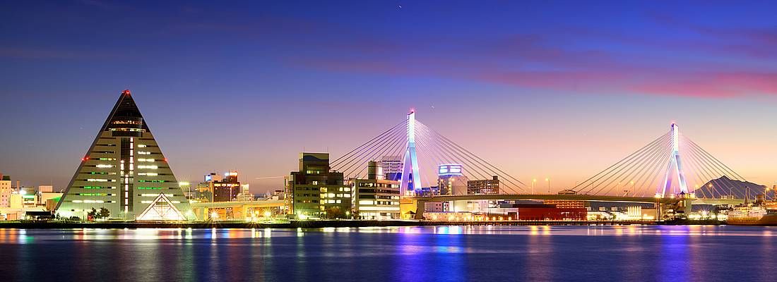 Skyline di Aomori al tramonto, con sulla destra l'iconico edificio ASPAM.